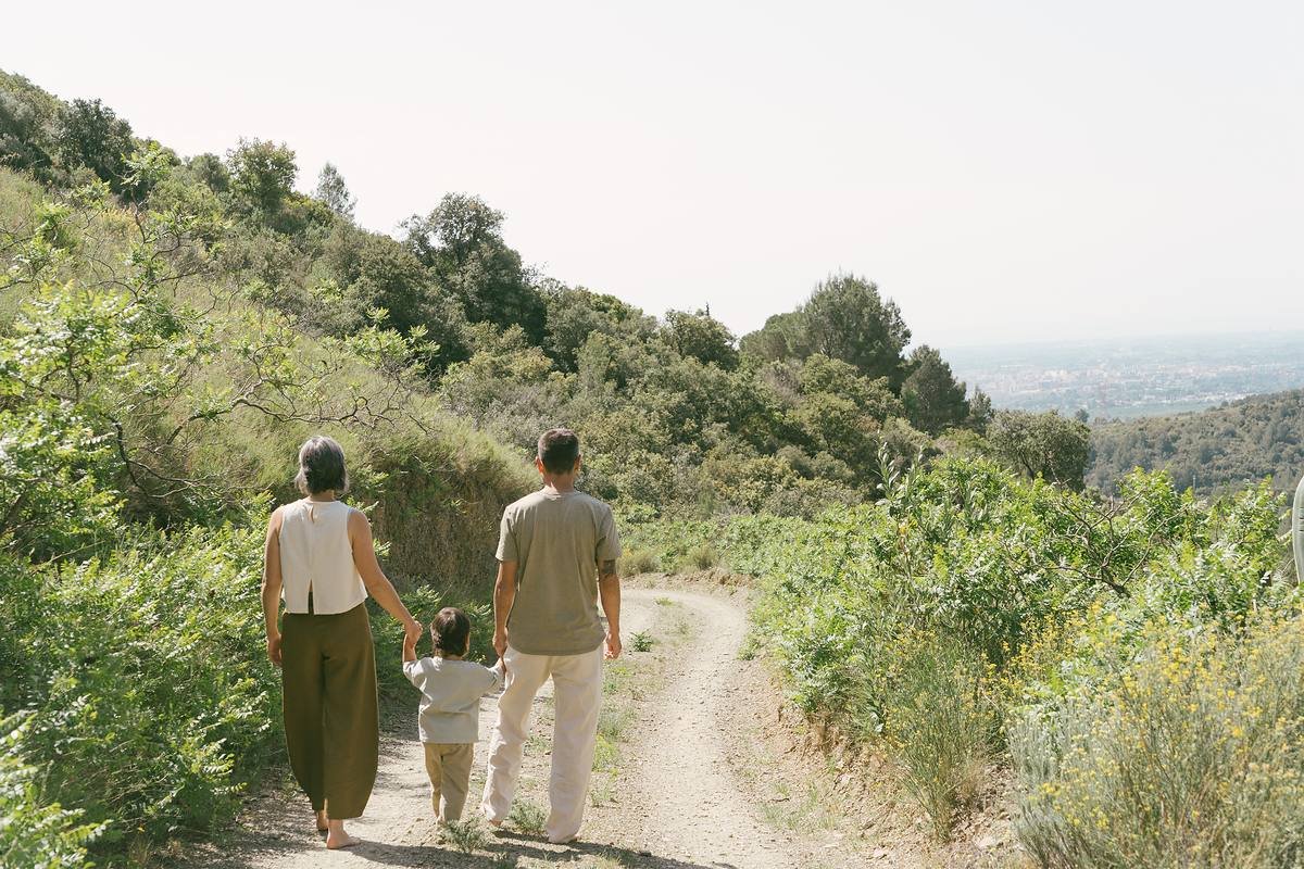 Roser, Bernat y su hijo caminando juntos por un sendero